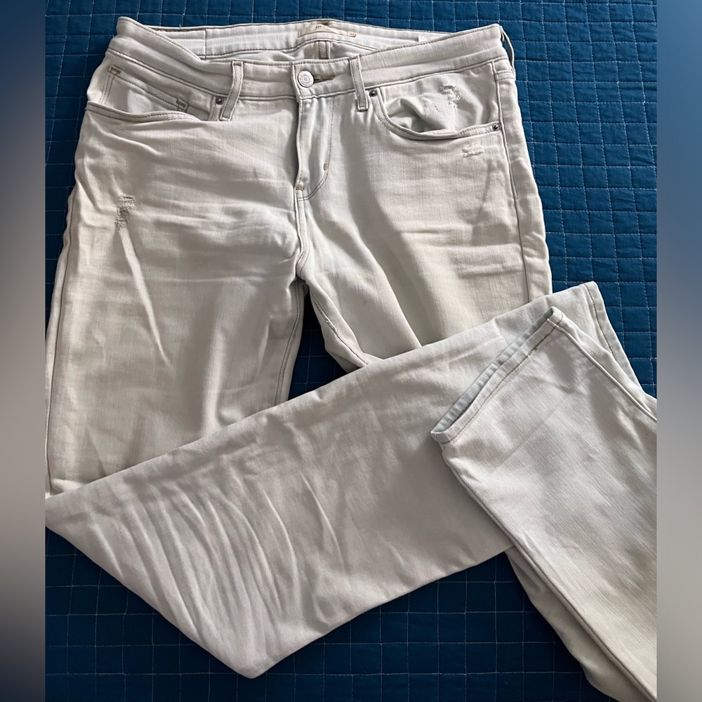 Light wash Levi’s